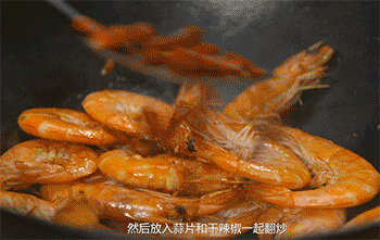 【柠檬叶香辣虾】放入蒜片
