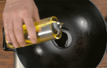 【柠檬叶香辣虾】起油