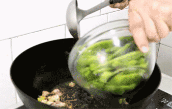 【土豆焖豆角】放入食材