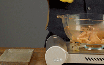 【臭豆腐肥肠煲】加香料