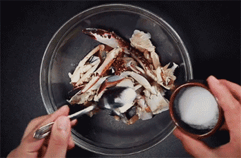 【梭子蟹炒年糕】加盐