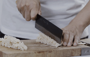 【丝瓜扁尖炒毛豆】切丁