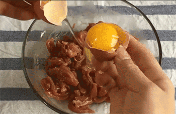 【京酱肉丝】打入鸡蛋清