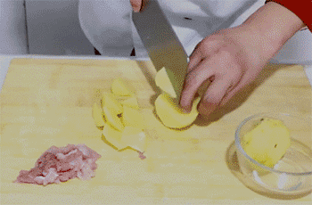 【土豆焖豆角】土豆切块