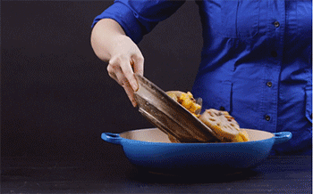 【麻辣烤鱼】将配菜放入烤鱼锅中