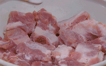 【酸梅蒸排骨】加适量盐