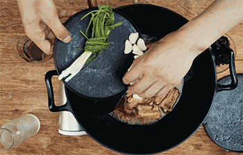 【豆瓣排骨】放入大蒜