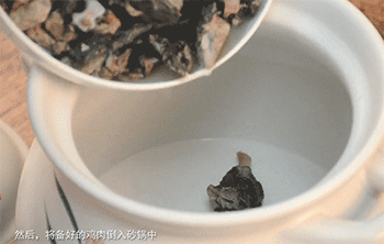 【茶树菇乌鸡汤】鸡肉倒入砂锅