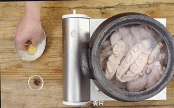 【豆汤肥肠】加姜片