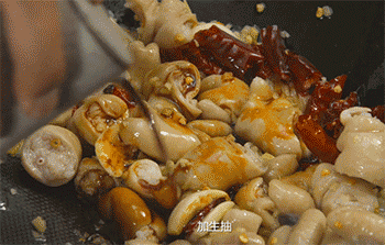 【臭豆腐肥肠煲】调味