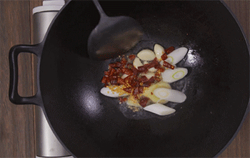 【爆焖羔羊肉】煸炒香