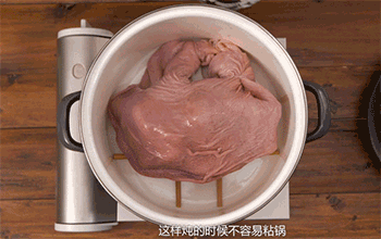 【胡椒猪肚鸡】注入清水