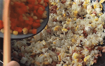 【什锦蛋炒饭】放入胡萝卜丁