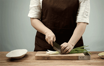 【无水葱油鸡】葱切段