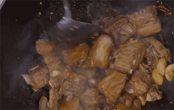 【爆焖羔羊肉】翻炒