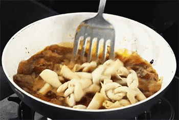 【老干妈千张结烧肉】煮