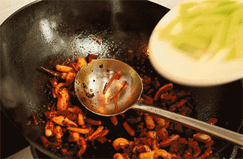 【干煸鱿鱼丝】放入芹菜