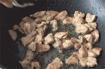 【沂蒙农家小炒肉】放入花椒