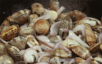 【花雕酒酿焖花蛤】倒入酒酿