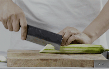 【丝瓜扁尖炒毛豆】切滚刀块