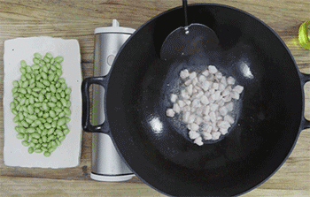 【酱瓜肉丁炒毛豆】盛出