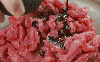 【芹菜炒牛肉】加入老抽