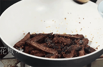 【香辣牛肉】加入花椒油
