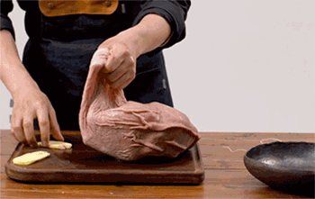 【胡椒猪肚鸡】放入姜片