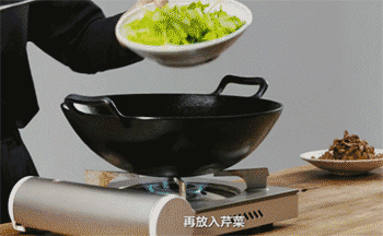 【芹菜炒牛肉】放入芹菜