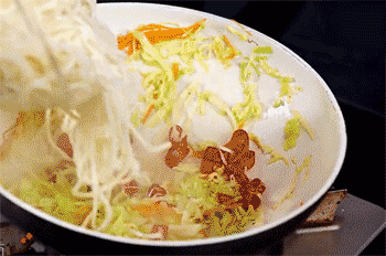 【嫩牛炒乌冬面】放入乌冬面