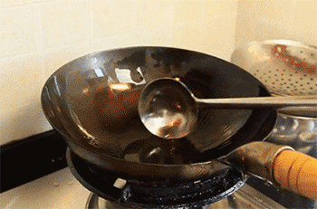 【干锅鸡】下入鸡块