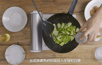 【丝瓜毛豆炒老油条】加入生抽和白糖