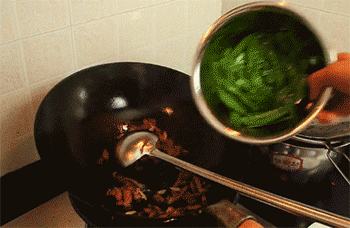 【荷兰豆炒腊肉】倒入荷兰豆