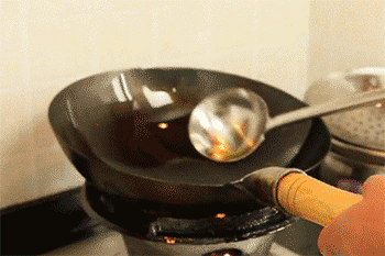 【鸡刨豆腐】放入豆腐