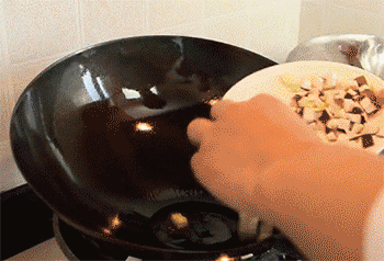 【干烧小黄鱼】爆香