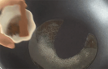 【九转肥肠】放入食材