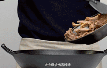 【土豆啤酒鸭】倒入鸭块