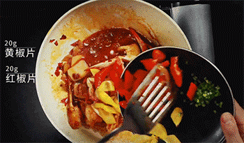 【梭子蟹炒年糕】放入辣椒