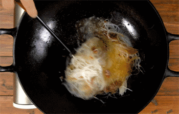 【肉末粉丝煲】翻炒