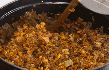 【八宝牛肉酱】倒入花生