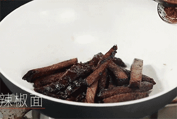 【香辣牛肉】加入辣椒面