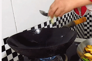 【地三鲜】下入葱姜蒜