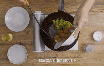 【丝瓜毛豆炒老油条】放入油条