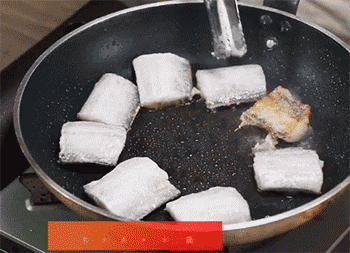 【茄汁带鱼块】翻面