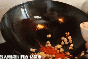 【干烧小黄鱼】放入辣椒粉