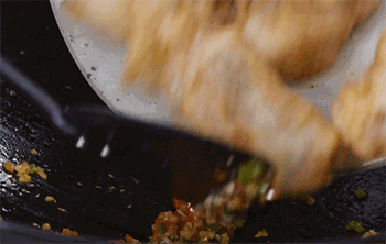 【椒盐九肚鱼】放入九肚鱼