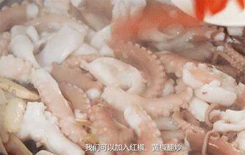 【沙姜爆炒八爪鱼】加入红椒，黄椒