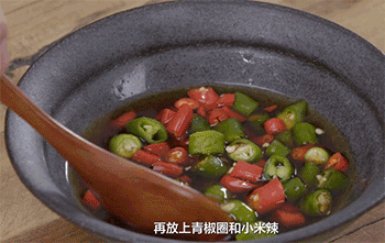 【双椒拌蹄花】放青椒圈