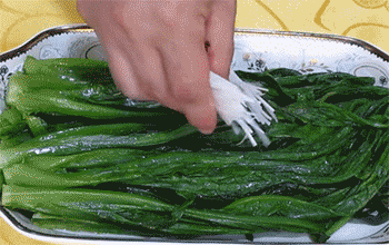 【白灼油麦菜】放葱，红椒丝