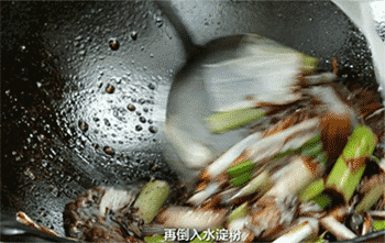 【酱爆猪肝】倒入水淀粉